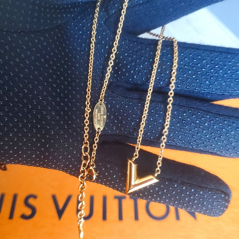LV Essential V Necklace - Picture 3 of 12